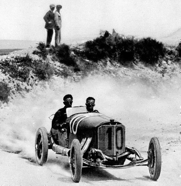 Targa Florio und Coppa Florio, 27. April 1924. Der spätere Sieger Christian Werner mit seinem Beifahrer Karl Sailer auf Mercedes 2-Liter-Kompressor-Rennwagen während des Rennens.